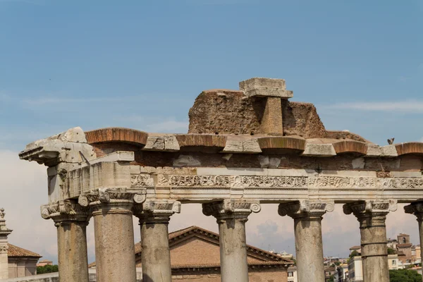 Edificio de ruinas y antiguas columnas en Roma, Italia — Foto de Stock