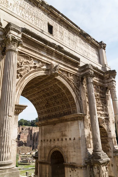 Ruines de bâtiments et colonnes antiques à Rome, Italie — Photo