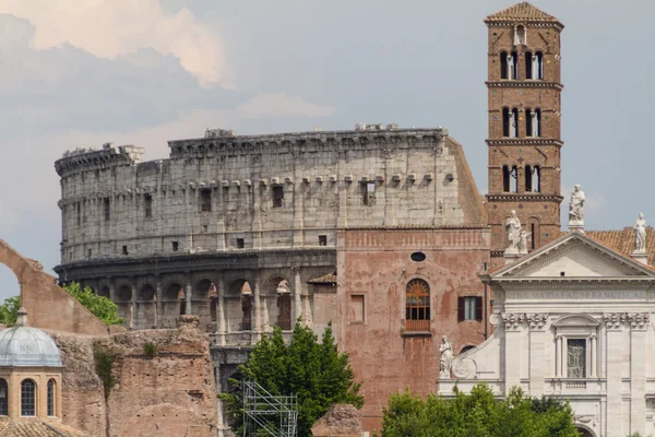 Edifício ruínas e colunas antigas em Roma, Itália — Fotografia de Stock