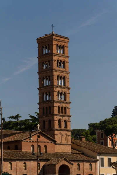 Bell tower of basilica dei Santi Giovanni e Paolo in Rome, Italy — Stock Photo, Image