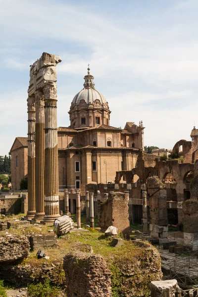 Building ruins and ancient columns in Rome, Italy — Stock Photo, Image