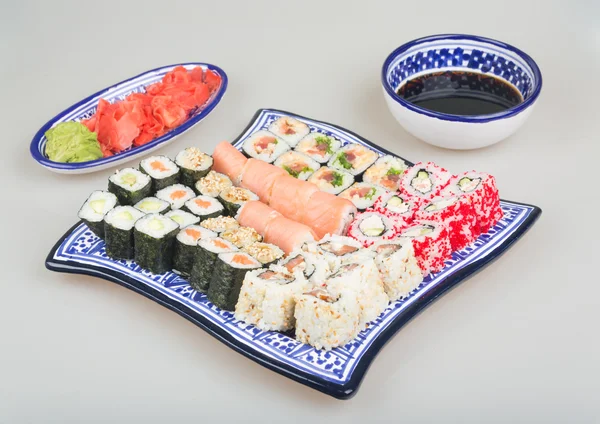 Set de Sushi - Diferentes tipos de Sushi Maki y Sushi Nigiri —  Fotos de Stock