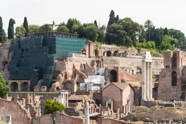 Gebouw ruïnes en oude kolommen in rome, Italië — Stockfoto