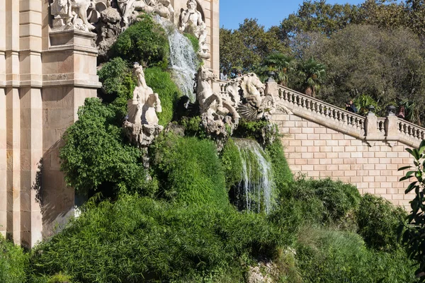 Barcelona ciudadela park lake çeşme altın quadriga ile bir — Stok fotoğraf