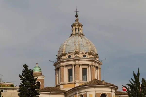 Gereja besar di pusat kota Roma, Italia . — Stok Foto