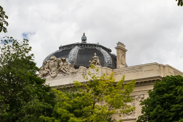 Palazzo storico a Parigi Francia — Foto Stock