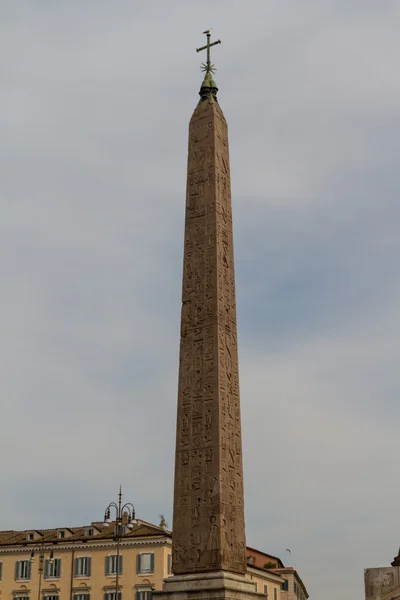 Pomnik na placu piazza del popolo, Rzym, Włochy. — Zdjęcie stockowe