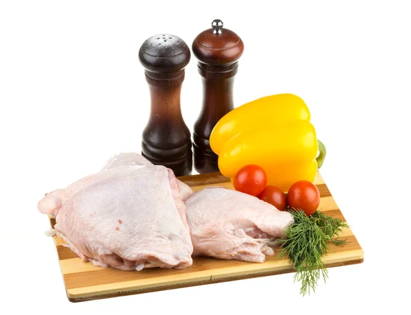 Świeże surowego kurczaka skrzydła na deska z roma pomidory — Zdjęcie stockowe