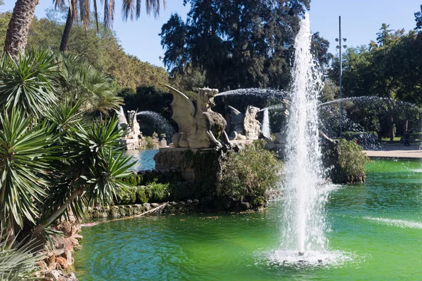 Barcelona ciudadela taman air mancur danau dengan kuadriga emas A — Stok Foto
