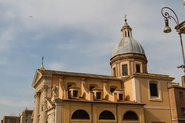 Stor kyrka i centrala Rom, Italien. — Stockfoto