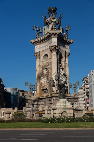 Фонтан Plaza de Espana с Национальным дворцом на заднем плане, Барселона, Каталония, Испания, Европа — стоковое фото