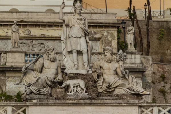 Skulptur och fontänen på piazza del popolo. stegen leder upp — Stockfoto