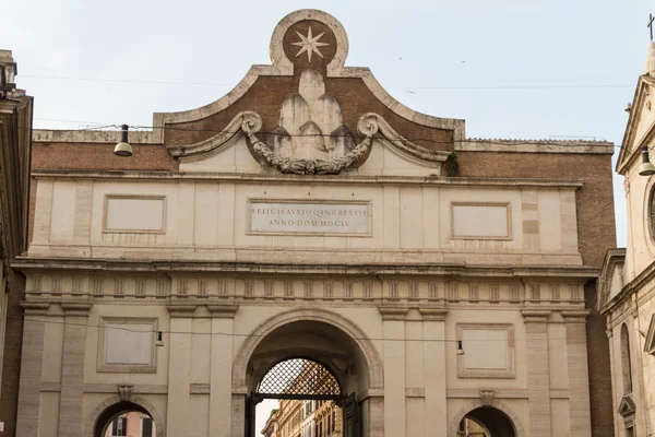 Roma, Itália. Porta del Popolo famoso portão da cidade . — Fotografia de Stock