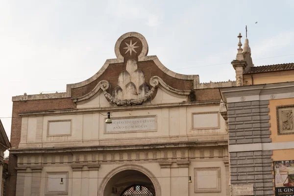 Řím, Itálie. slavný porta del popolo městská brána. — Stock fotografie