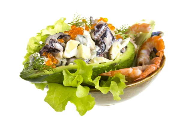 Avokado kırmızı havyar ile deniz mahsulleri salatası — Stok fotoğraf