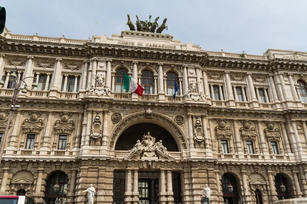 Rome, Włochy. typowe formy architektoniczne starego miasta — Zdjęcie stockowe