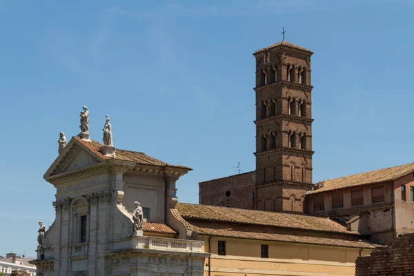 Stor kyrka i centrala Rom, Italien. — Stockfoto