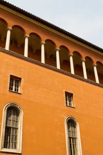 Roma, Itália. Detalhes arquitetônicos típicos da cidade velha — Fotografia de Stock