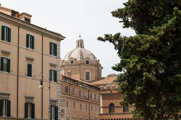 Grote kerk in het centrum van rome, Italië. — Stockfoto