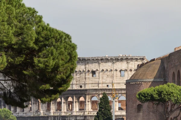 Edifício ruínas e colunas antigas em Roma, Itália — Fotografia de Stock