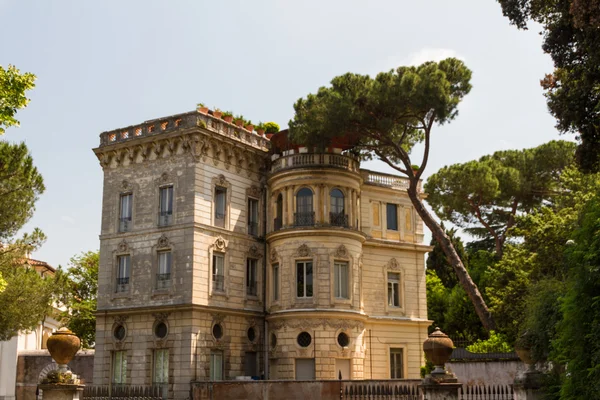 Roma, Itália. Detalhes arquitetônicos típicos da cidade velha — Fotografia de Stock