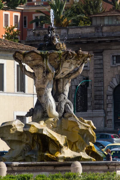 Фонтан и Храм Весты, Рим, Италия — стоковое фото