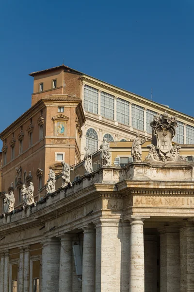 Gebouwen in Vaticaanstad, de Heilige stoel in rome, Italië. deel van de Sint Pieterskerk. — Stockfoto