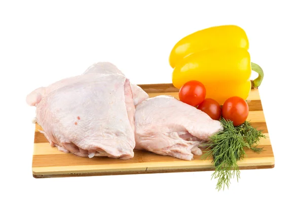 Świeże surowego kurczaka skrzydła na deska z roma pomidory — Zdjęcie stockowe