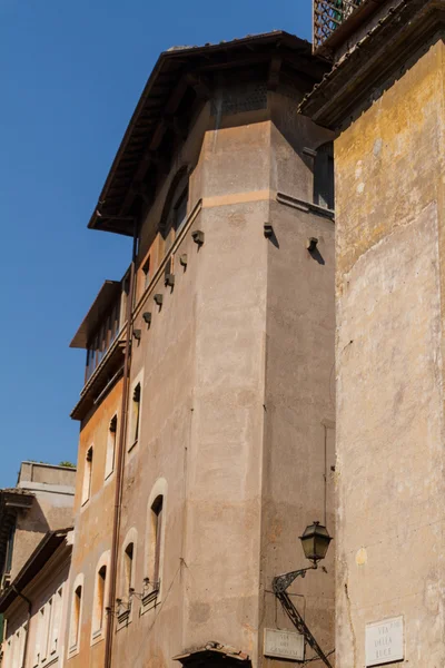 Roma, Itália. Detalhes arquitetônicos típicos da cidade velha — Fotografia de Stock