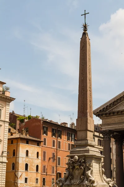 Roma, Itália. Detalhes arquitetônicos típicos da cidade velha — Fotografia de Stock