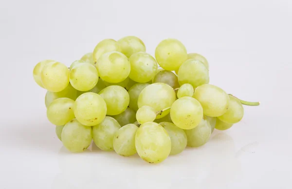 Uvas verdes frescas. Aislado sobre blanco — Foto de Stock