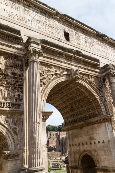 Строительство руин и древних колонн в Риме, Италия — стоковое фото