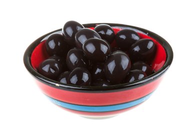 Siyah Zeytin zeytinyağı bir whit izole bir kase ile sulanır.