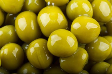 arka plan beyaz bir kase içinde izole, yeşil bezelye