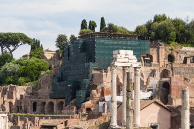Bina kalıntıları ve antik sütunlar, Roma, İtalya