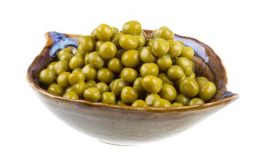 arka plan beyaz bir kase içinde izole, yeşil bezelye