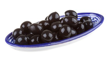 Siyah Zeytin zeytinyağı bir whit izole bir kase ile sulanır.