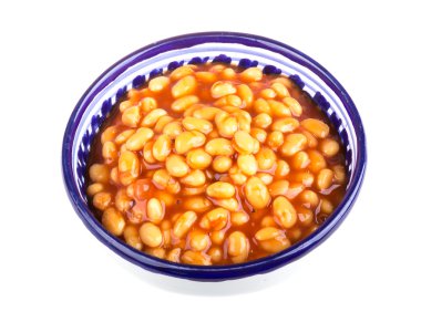 Kuru fasulye domates soslu bir tabakta arpacık ile marine edilmiş