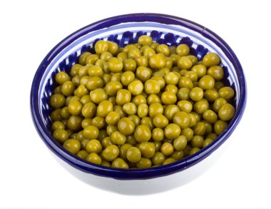 arka plan beyaz bir kase içinde izole, yeşil bezelye