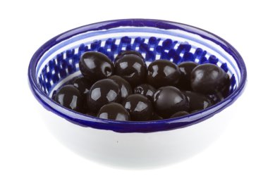 Siyah Zeytin zeytinyağı bir whit izole bir kase ile sulanır.