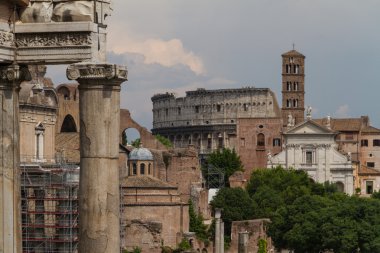 Bina kalıntıları ve antik sütunlar, Roma, İtalya