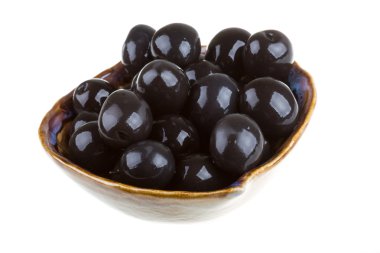 Siyah Zeytin zeytinyağı bir whit izole bir kase ile sulanır.