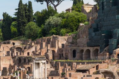Bina kalıntıları ve antik sütunlar, Roma, İtalya