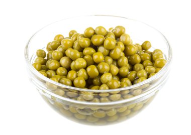 arka plan beyaz bir kase içinde izole, yeşil bezelye