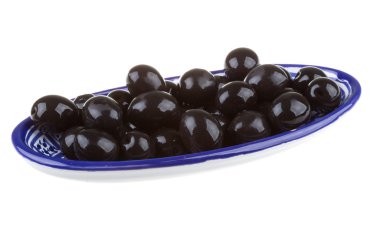 Siyah Zeytin zeytinyağı bir whit izole bir kase ile sulanır.