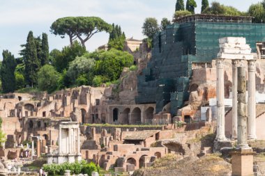 Bina kalıntıları ve antik sütunlar, Roma, İtalya