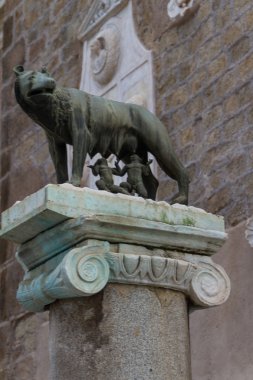 Bina kalıntıları ve antik sütunlar, Roma, İtalya