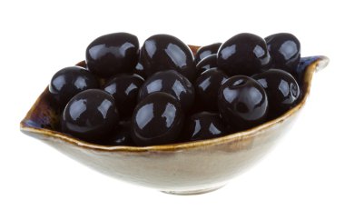 Siyah Zeytin zeytinyağı bir whit izole bir kase ile sulanır.