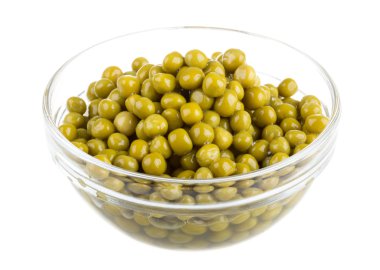 arka plan beyaz bir kase içinde izole, yeşil bezelye