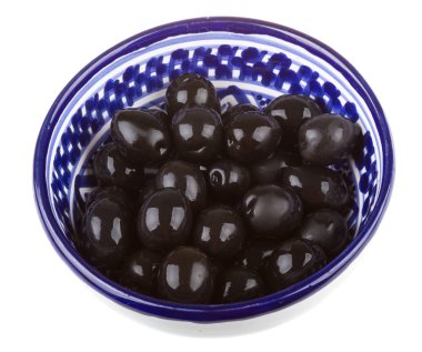 Siyah Zeytin zeytinyağı bir whit izole bir kase ile sulanır.